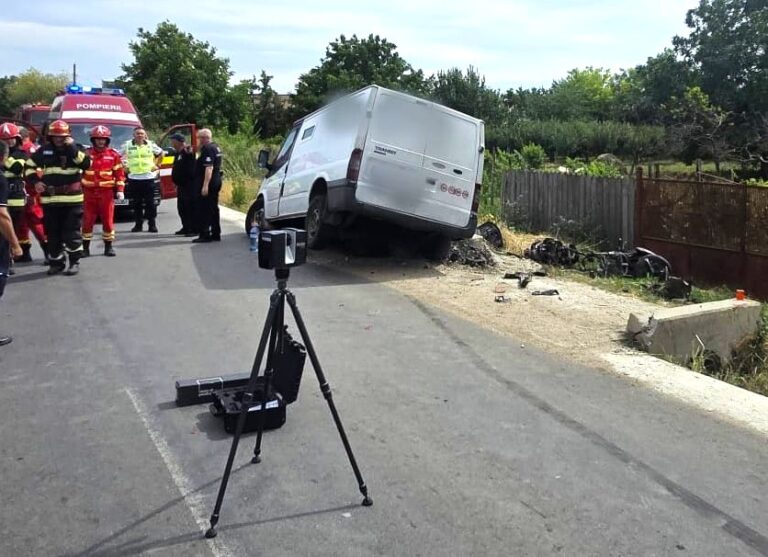Un tragic accident a curmat viața unui adolescent de 16 ani. Ciocnire fatală între un moped și o autoutilitară. Un alt minor, transportat de urgență la spital cu elicopterul SMURD