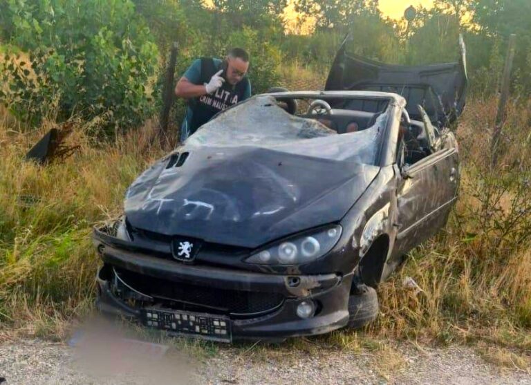 A forțat o depășire și a provocat un accident mortal! Un tânăr de 31 de ani și-a pierdut viața după ce mașina în care se afla s-a răsturnat. Alte două persoane, transportate de urgență la spital