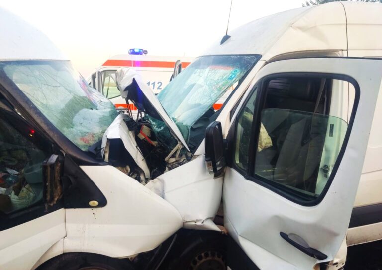 Ciocnire fatală între două microbuze de transport marfă! Un șofer de 36 de ani și-a pierdut viața. Alte trei persoane, printre care și un minor, au fost găsite încarcerate