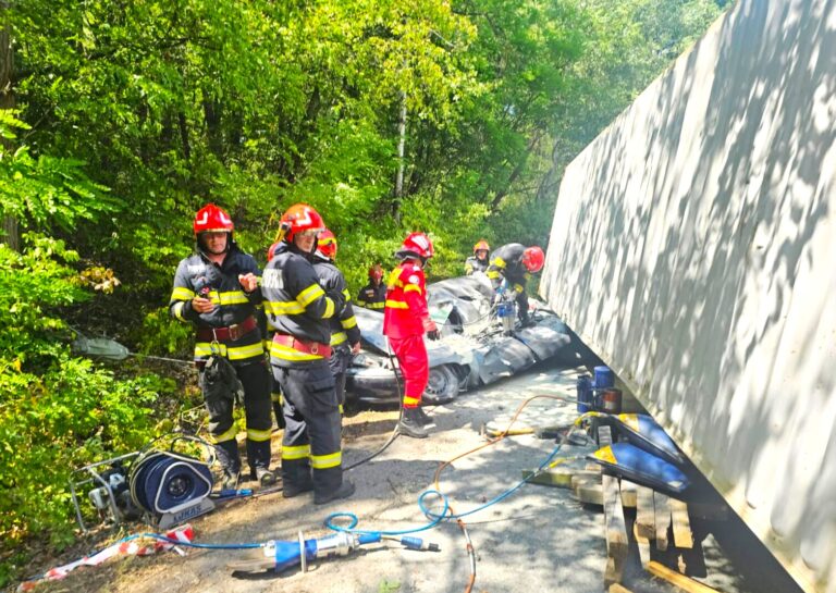 Sfârșit cumplit pentru un șofer! Mașina în care se afla a fost zdrobită în mers de un container metalic al unui autotren
