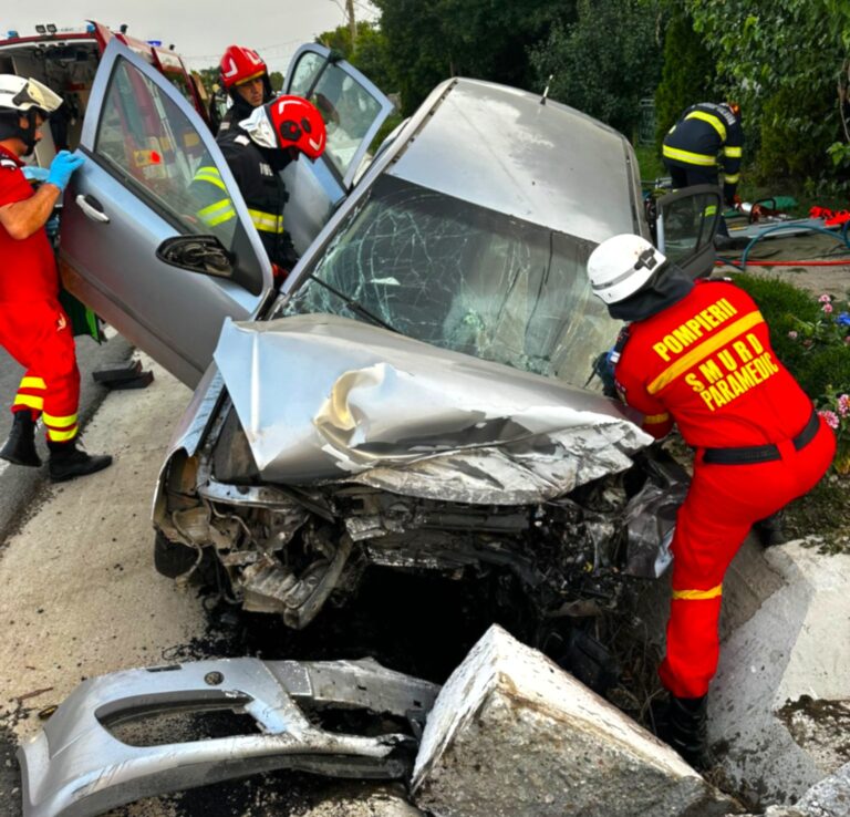 A scăpat miraculos cu viață dintr-un accident cumplit! Un tânăr a fost găsit încarcerat, după ce s-a oprit cu mașina într-un cap de pod