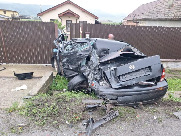 Accident îngrozitor: Autoturism strivit de un TIR scăpat de sub control. Autocamionul s-a oprit într-o anexă gospodărească după ce a rupt un gard