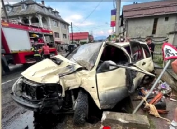 Bătrână de 76 de ani, spulberată de o mașină pe trotuar, în fața propriei gospodării! Femeia a murit strivită sub roțile autoturismului