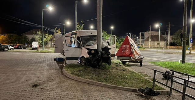 A furat o autoutilitară și s-a înfipt cu ea într-un stâlp, după o urmărire ca-n filme! Tânărul aflat la volan era băut și fără permis de conducere