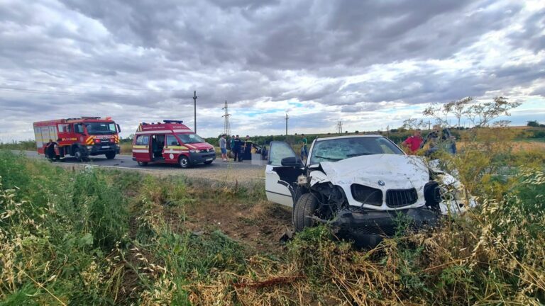 Un nou accident cumplit! Un bărbat de 57 de ani a murit după impactul dintre două autoturisme. Nepotul său, de 3 ani, transportat în stare gravă la spital cu elicopterul