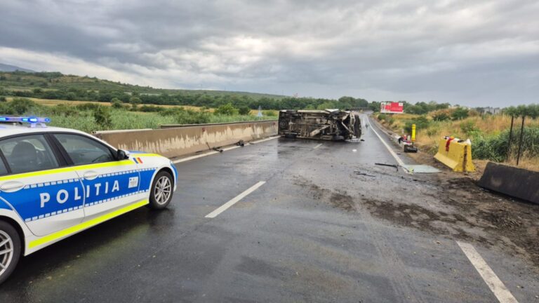 Două persoane, printre care și un copilaș de 2 ani, rănite grav într-un accident cumplit! Microbuzul în care se aflau s-a răsturnat, șoferița avea alte preocupări la volan