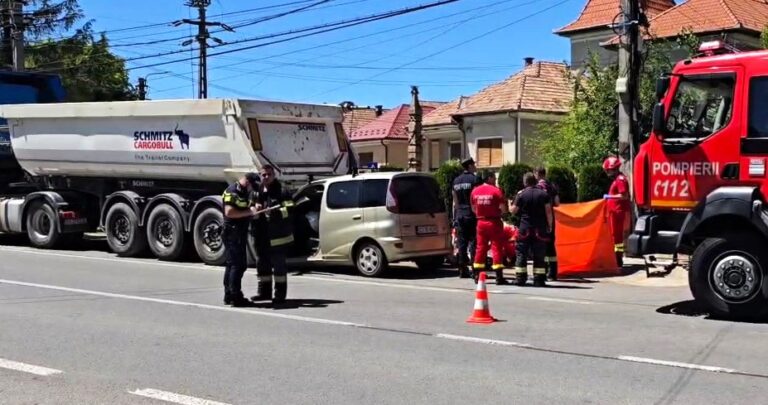 S-a izbit cu mașina de un autocamion staționat! Șoferul a murit pe loc