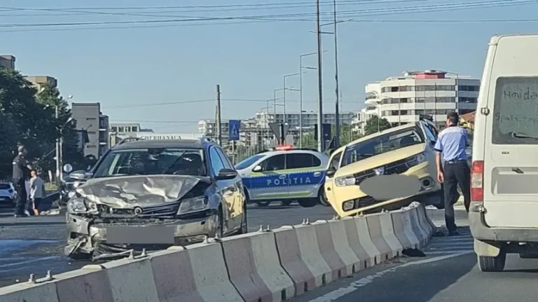Impact cumplit între două autoturisme! Patru persoane transportate de urgență la spital, un bărbat este în comă