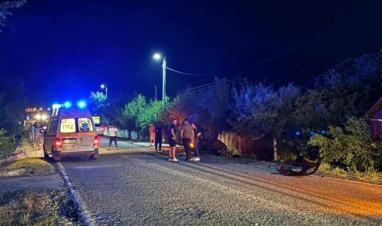 Au scăpat cu viață dintr-un accident îngrozitor! Mașina în care se aflau trei tineri s-a izbit de un copac