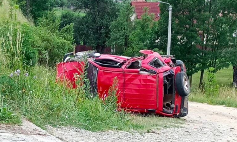 Tragedie pe calea ferată! Un adolescent de 15 ani și-a pierdut viața după ce o mașină a fost spulberată de un tren. Alte două persoane a ajuns de urgență la spital