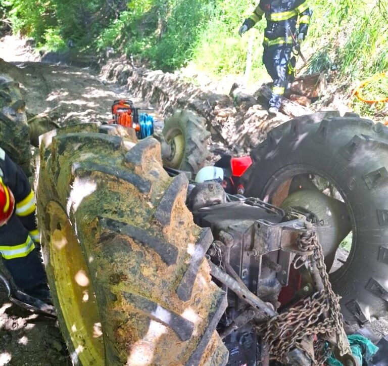 Tânăr de 31 de ani, la un pas de moarte după ce s-a răsturnat cu tractorul! A fost transportat la spital cu elicopterul SMURD
