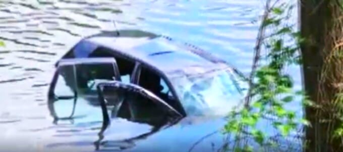 Destin tragic pentru un tânăr de 20 de ani! Mașina în care se afla s-a răsturnat în albia unui râu