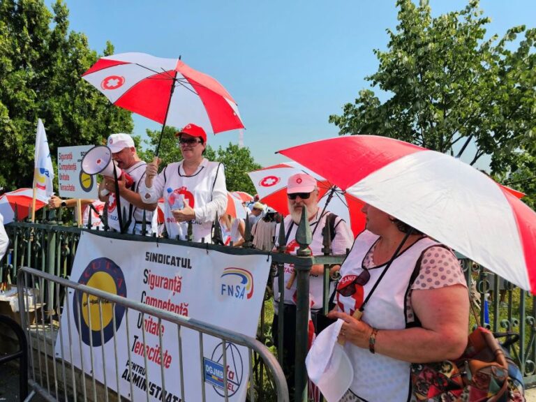 Proteste în Sănătate și Educație, pe o căldură infernală! „Vrem o țară educată, nu o țară sacrificată”