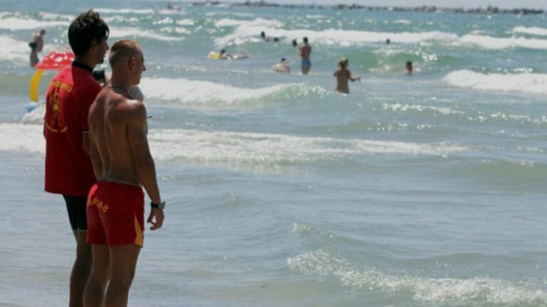 Tragedie pe litoral! Un bărbat a sfârșit înecat după ce a căzut de pe placa de surfing în mare
