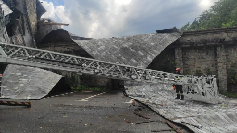 Sinaia, măturată de o furtună extrem de puternică. Avertizări meteo în mai multe județe din țară