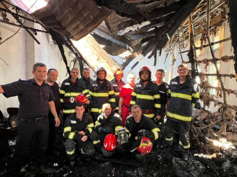 O Biblie a rămas neatinsă de flăcări în urma unui incendiu devastator, care a cuprins o biserică și o casă! „A fost găsită printre dărâmături și cenușă, în mijlocul obiectelor carbonizate”