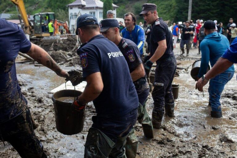 FOTO| Imaginile solidarității după dezastrul lăsat de ape în județele Suceava și Neamț. În premieră, România va folosi mecanismul european RESTORE