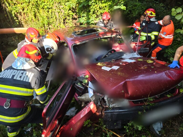 A sfârșit într-un accident înfiorător! O șoferiță de 78 de ani s-a răsturnat cu mașina într-o râpă. Trei pasagere, transportate de urgență la spital