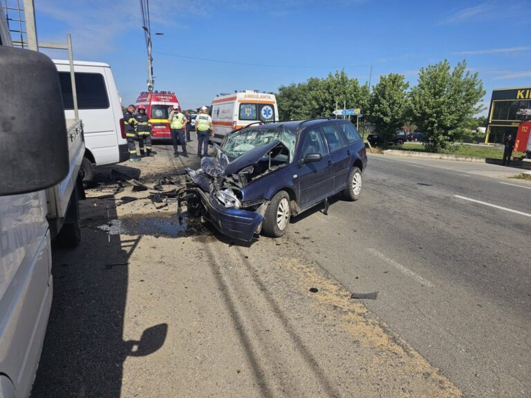 Accident cumplit  produs de un bărbat de 79 de ani! Patru persoane, printre care doi șoferi, transportați de urgență la spital
