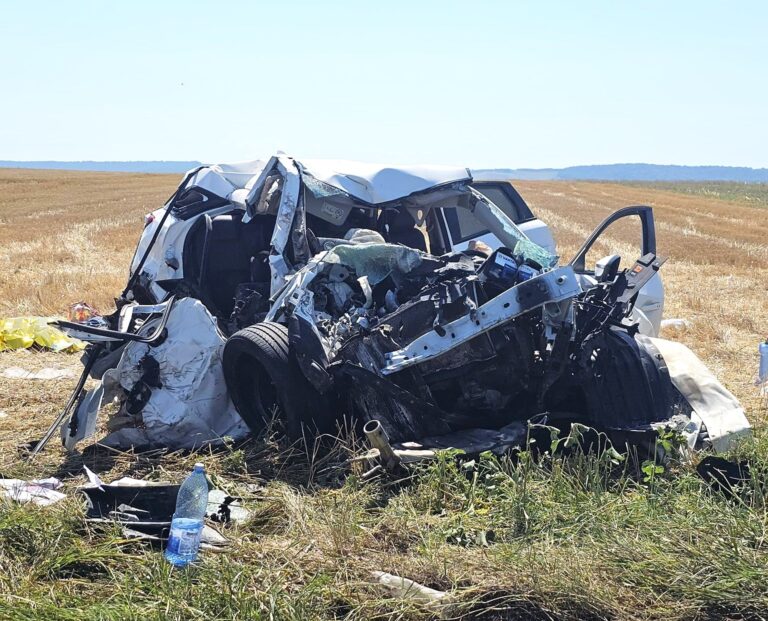 Impact necruțător între un autoturism și un TIR! Un bărbat a murit pe loc, iar șoferița și două copile au ajuns la spital în stare gravă