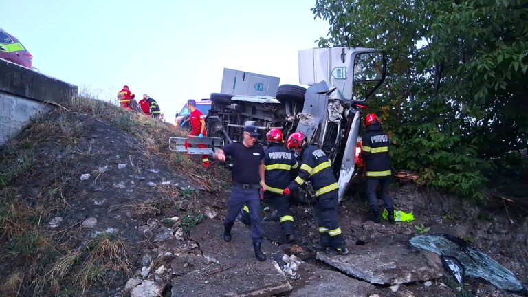 A pierit în urma unui accident cumplit! O femeie a sfârșit la spital după ce s-a răsturnat cu o autoutilitară de transport marfă. Victima a fost găsită încarcerată și cu numeroase traumatisme