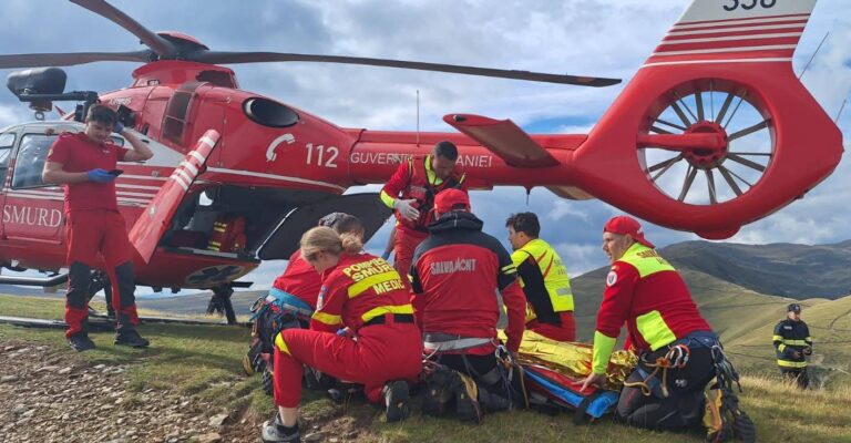 Tragedie cumplită pe munte! Patru tineri au murit după ce mașina în care se aflau s-a răsturnat într-o râpă. Un supraviețuitor, preluat de elicopterul SMURD