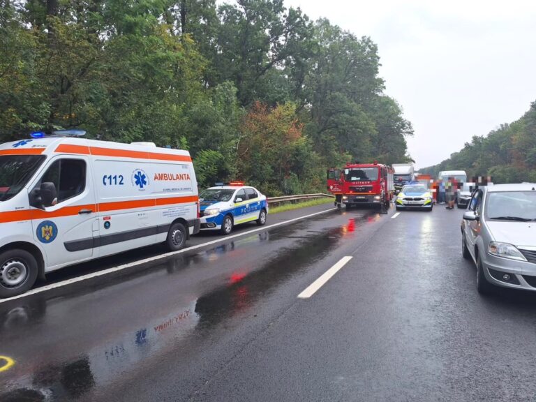 Doi tineri au sfârșit pe autostradă, spulberați de un TIR! Ambii și-au pierdut viața pe loc! A fost solicitată și intervenția elicopterului SMURD