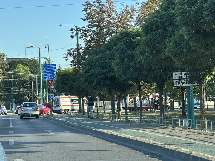 Ambulanță aflată în misiune, lovită de o șoferiță neatentă! Un bebeluș și alte două persoane, transportate de urgență la spital