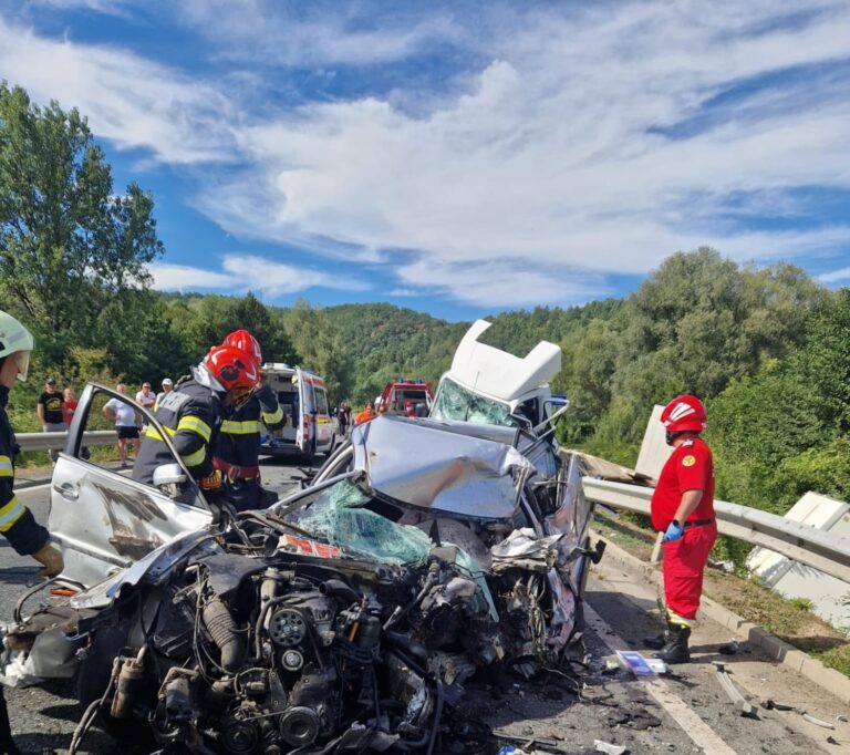 O depășire neregulamentară l-a costat viața! Un șofer de 80 de ani a pierit pe loc într-un accident înfiorător. Un alt conducător a ajuns la spital în stare gravă, după impactul dintre un autoturism și o autoutilitară