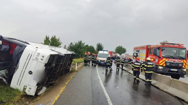 Momente de groază după ce un autocar s-a răsturnat! Un bătrân și-a pierdut viața, iar alte 9 persoane au ajuns de urgență la spital. A fost activat Planul Roșu de Urgență