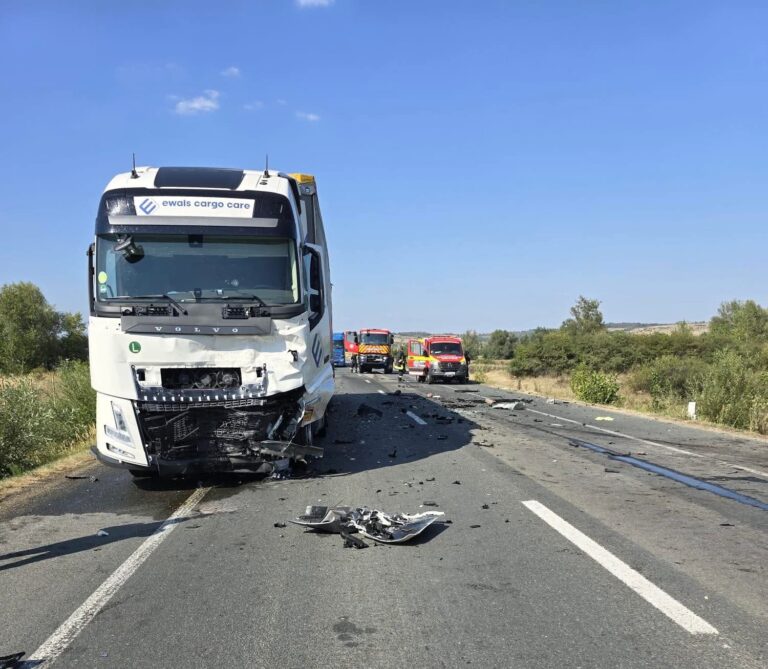 Scene de coșmar pe șoseaua de centură! Un șofer a pierit carbonizat în propria mașină după impactul cu un TIR