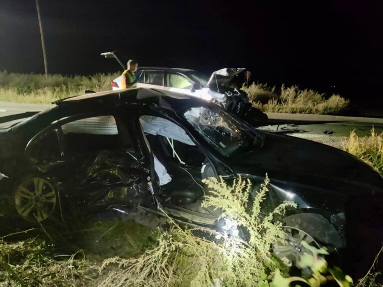 Un tânăr de 20 de ani și-a pierdut viața într-un accident devastator! Alte cinci persoane au fost transportate de urgență la spital, după impactul dintre două mașini