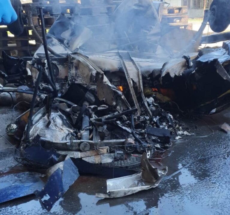Tragedie aviatică! Un avion de mici dimensiuni s-a prăbușit în curtea unei fabrici. Doi bărbați și-au pierdut viața