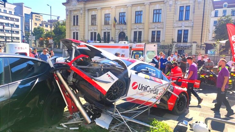 Clipe de groază întâmpinate de fiul lui Mihai Leu pe durata calificărilor la Super Rally Timișoara! Mașina în care se afla s-a izbit de un autoturism parcat. Copilotul său, transportat de urgență la spital