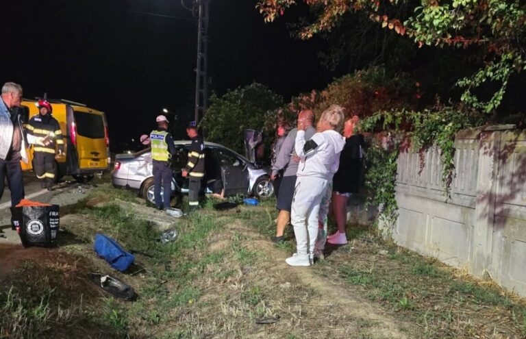 Noapte de coșmar pentru 9 persoane! Doi șoferi și șapte pasageri, transportați de urgență la spital după impactul devastator dintre două autoturisme
