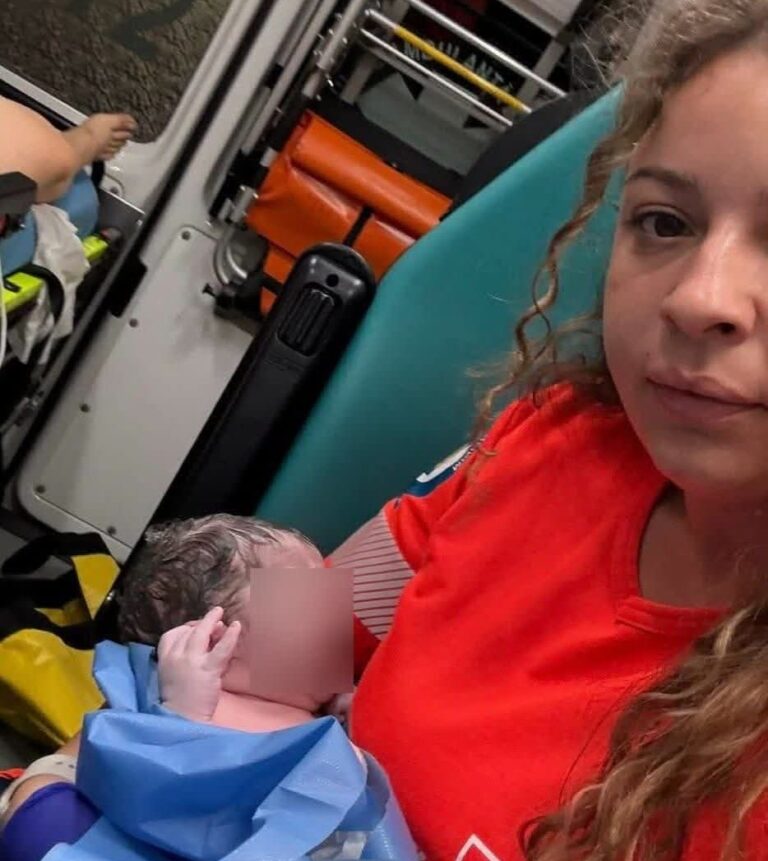 Un bebeluș grăbit să vină pe lume s-a născut în ambulanță! Departamentul pentru Situații de Urgență, mesaj emoționant: ,,Primele sale plânsete au umplut autospeciala de bucurie și emoție”