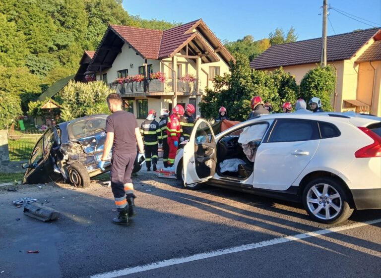 Impact fatal între două autoturisme! Un copilaș de 3 ani a murit, iar alte 7 persoane au fost transportate la spital de urgență