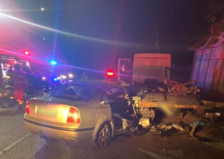 Și-a pierdut viața într-un accident teribil! Mașina în care se afla s-a înfipt într-o autoplatformă parcată. Șoferul era beat criță și cu permisul suspendat