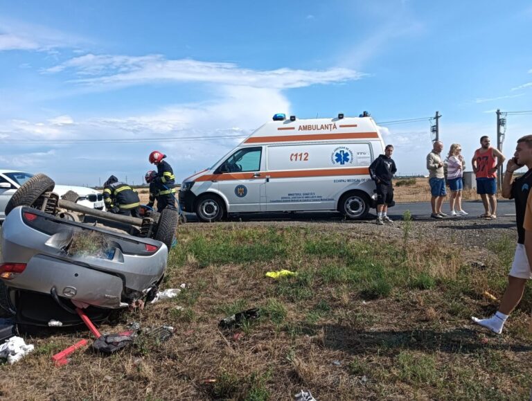 Au scăpat ca prin minune cu viață dintr-un accident îngrozitor! Cinci tineri, internați de urgență după ce s-au răsturnat cu mașina
