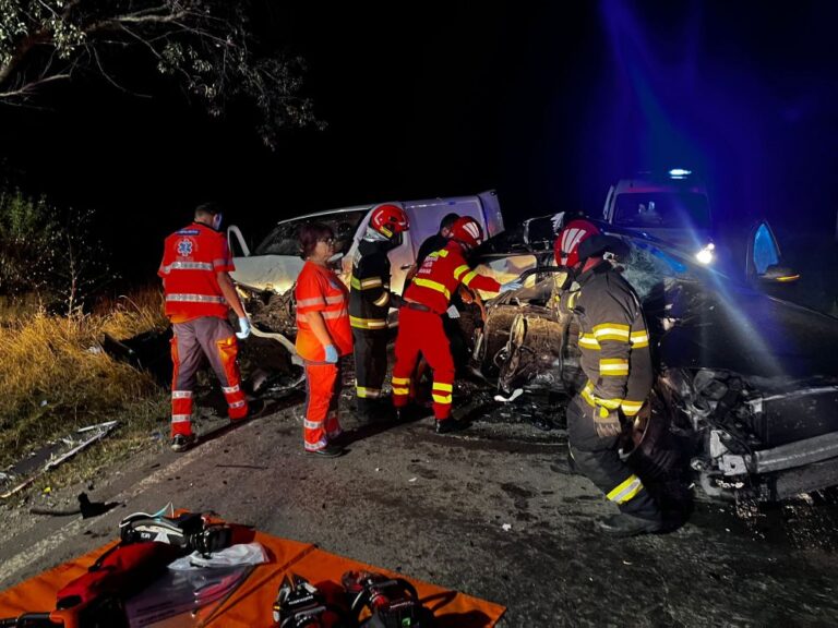 A pierit în miez de noapte într-un accident devastator! Un tânăr de 19 ani și-a pierdut viața după impactul dintre două autoturisme