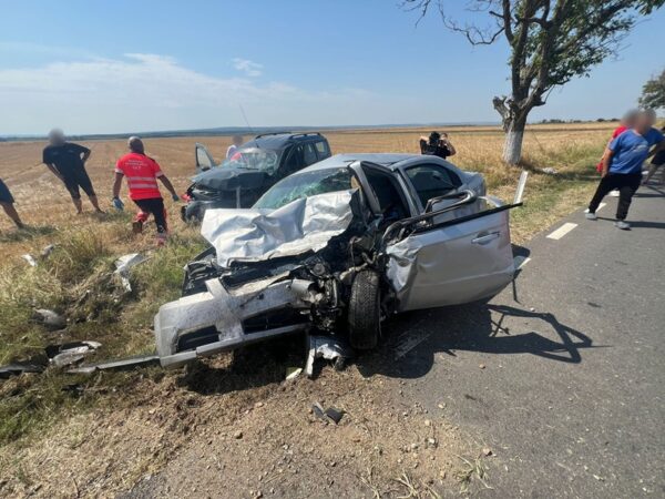 Impact fatal între trei mașini! O șoferiță a pierit pe loc, iar un bărbat a fost transportat de urgență la spital