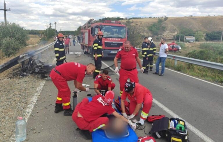 Accident cumplit între doi motocicliști! Ambii s-au aflat la un pas de moarte, iar una dintre motociclete a luat foc. La fața locului a aterizat și un elicopter SMURD