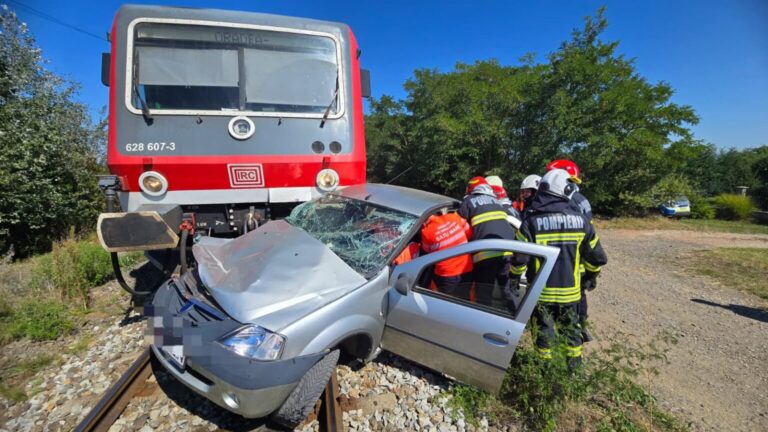 Mașină surprinsă pe calea ferată, spulberată de tren! Un bătrân de 82 de ani a sfârșit pe loc, iar o femeie a ajuns la spital după ce a fost resuscitată