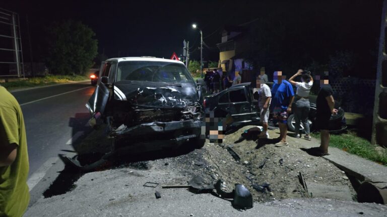 La un pas de tragedie, după ciocnirea dintre două autoturisme! Opt persoane rănite, transportate de urgență la spital