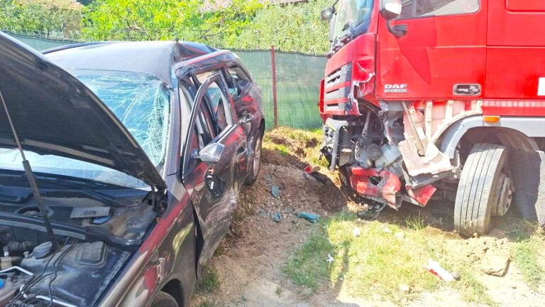 Autoturism spulberat de un TIR! Un bărbat și o femeie au fost răniți în urma impactului violent