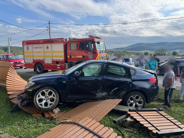 S-au oprit cu mașinile într-un gard și o fântână! Un bebeluș și patru adulți au fost răniți. Un tânăr de 19 ani, vinovat pentru producerea impactului