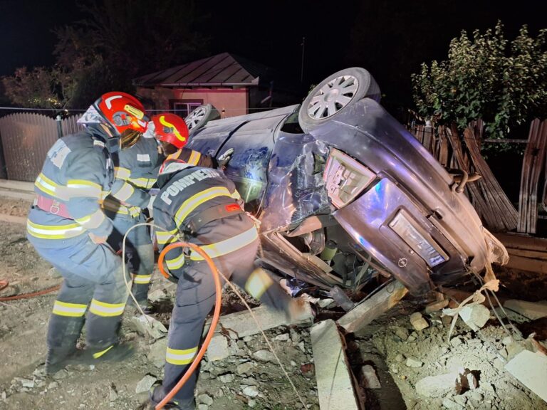 Viață curmată la doar 18 ani, în noaptea de duminică spre luni! O tânără a murit după ce mașina în care se afla s-a izbit violent de un stâlp de electricitate. Alți trei tineri, transportați de urgență la spital
