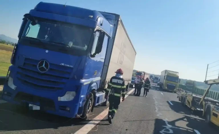 Moarte cruntă pentru un bărbat pe Autostrada A1! A fost spulberat de un TIR în timp ce efectua verificări la anvelopa unui autocamion. Șoferul mastodontului se afla sub influența alcoolului