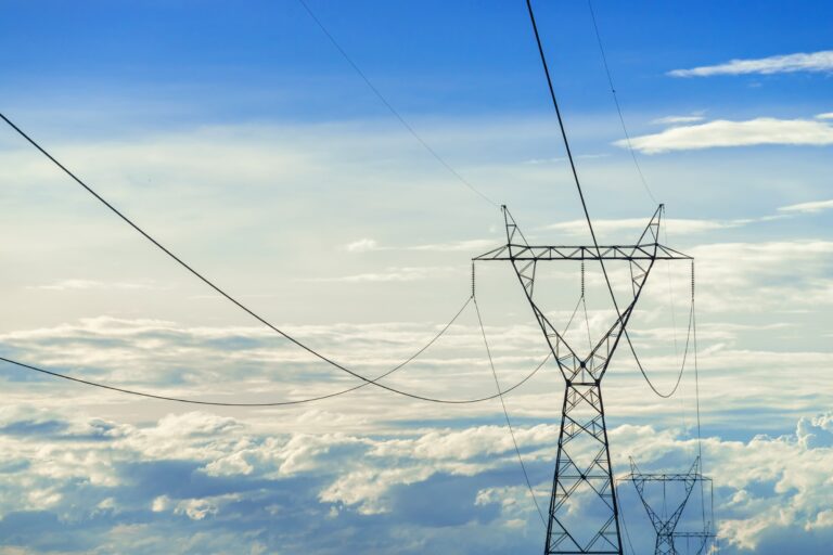 Cine construiește rețele electrice moderne și sigure? Descoperă expertiza SIMCO International