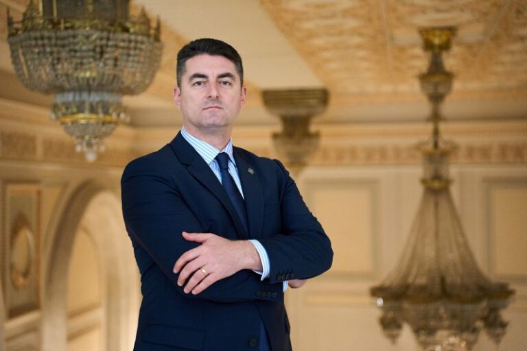 Blocaj total la vârful puterii! România rămâne fără guvern, iar alegerile anticipate revin în prim-plan. Ciprian Iacob, senator AUR: „Orgoliile se vor diminua sau poate chiar vor înceta definitiv după ce ne vom întoarce la popor”